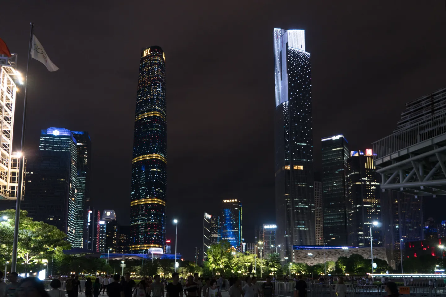 广州珠江新城花城广场周边的城市夜景